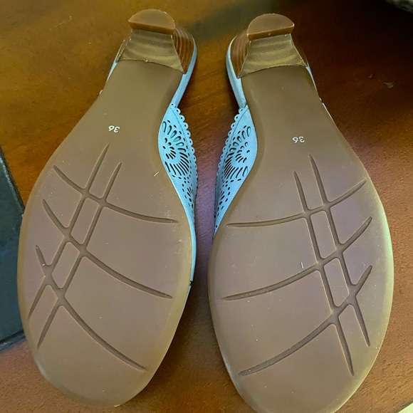 New! Light Blue leather Mules with Kitten Heel Size 36 or 6m NWT - Picture 3 of 3